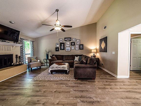 3rd image of 1219 Chantilly Cir