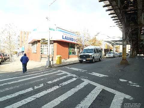 4th image of 981 Westchester Ave