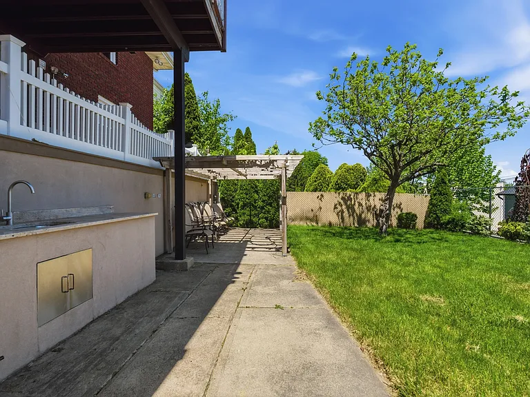 48 Burns Ave #2 — Photo 24