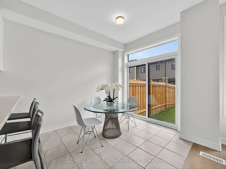 29 Milady Cres — Photo 12