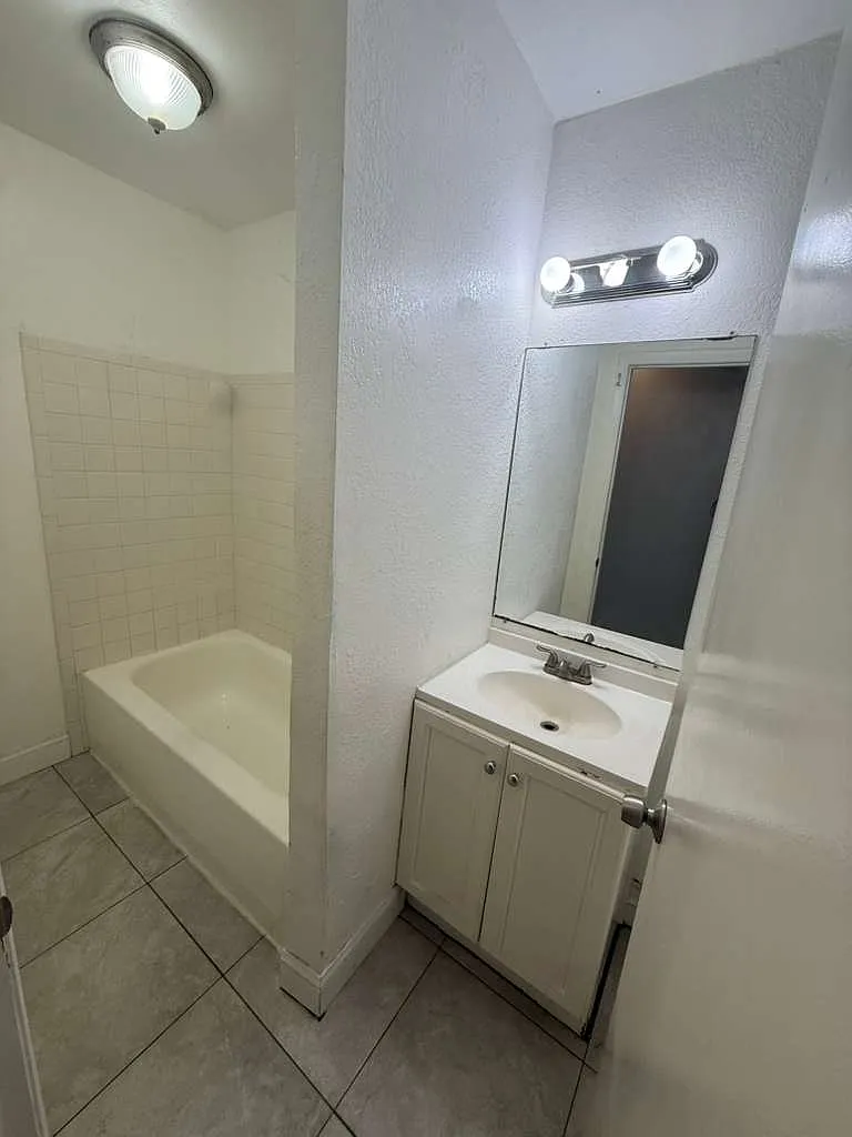 Building Photo - 9406 N Mulberry St #2