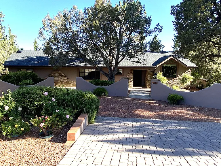 2285 Sanborn Dr — Photo 1