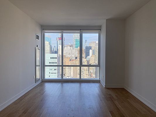 1st image of 885 6th Ave #31E