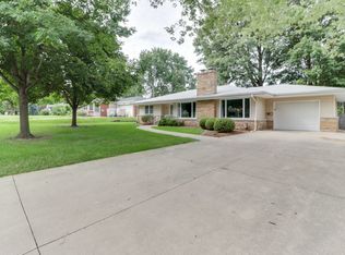 14 Woodruff Dr, Bloomington, IL 61701