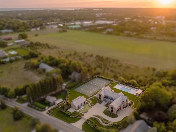 372 Lumber Ln, Bridgehampton, NY 11932