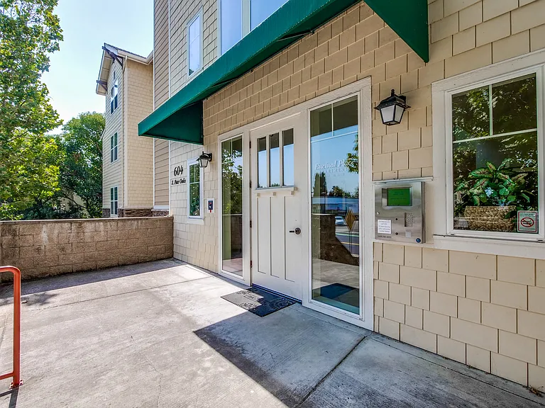 Encinal Place Apartments — Photo 4