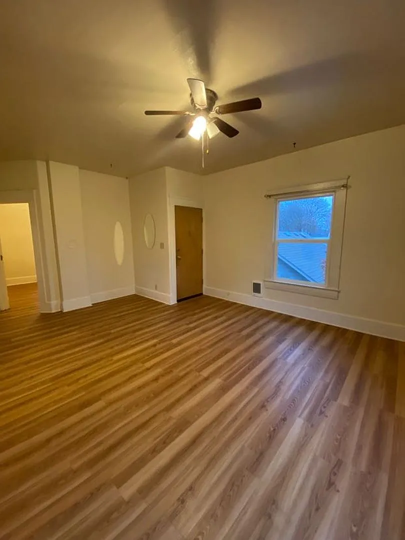 2 Bedroom triplex in Springfield — Photo 3