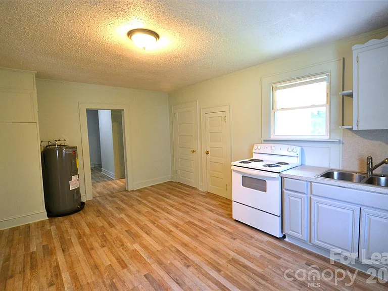 1208 Grace Ave — Photo 9