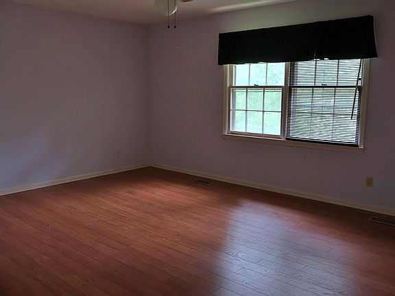 5th image of 2912 Hillcrest Dr