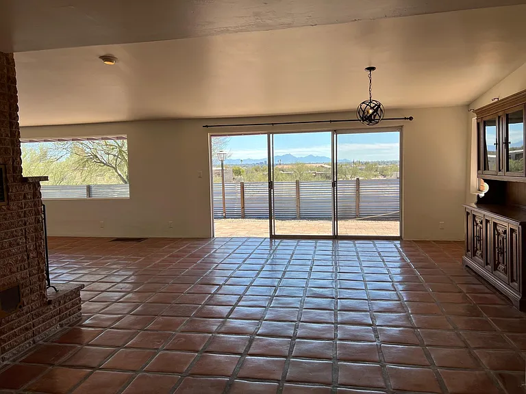 4801 E River Rd — Photo 11