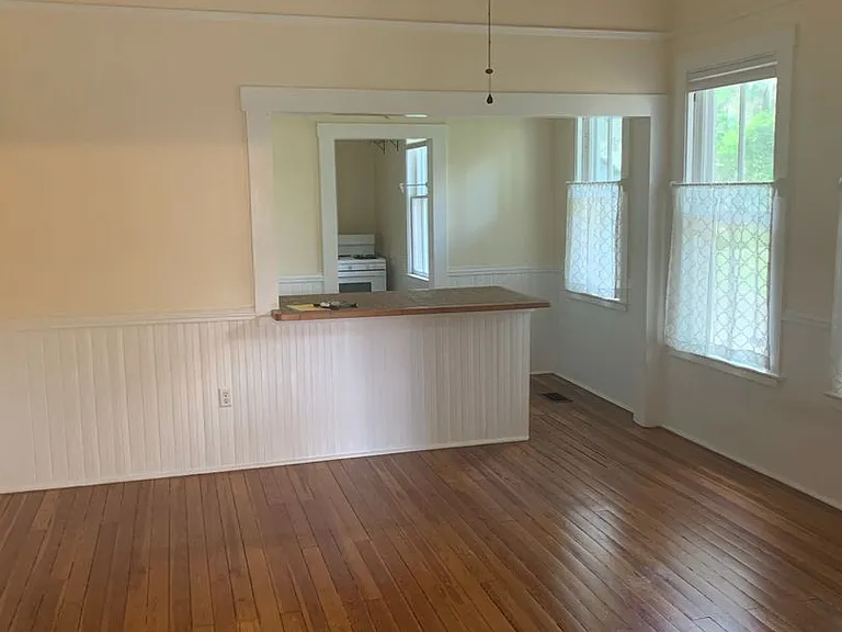 220 NE 7th St — Photo 9
