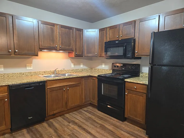 PRAIRIE POINTE APARTMENTS — Photo 16