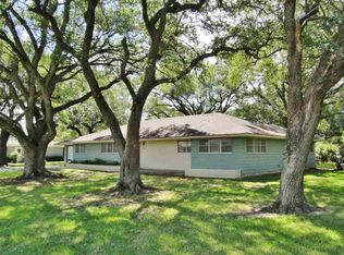 2549 Crescent Dr, Groves, TX 77619