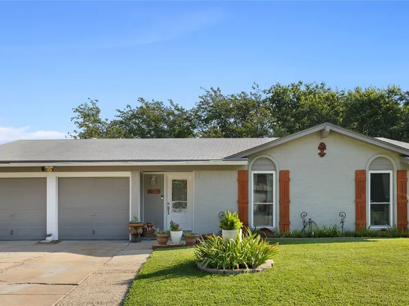 723 N Deerfield Cir, Arlington, TX 76015