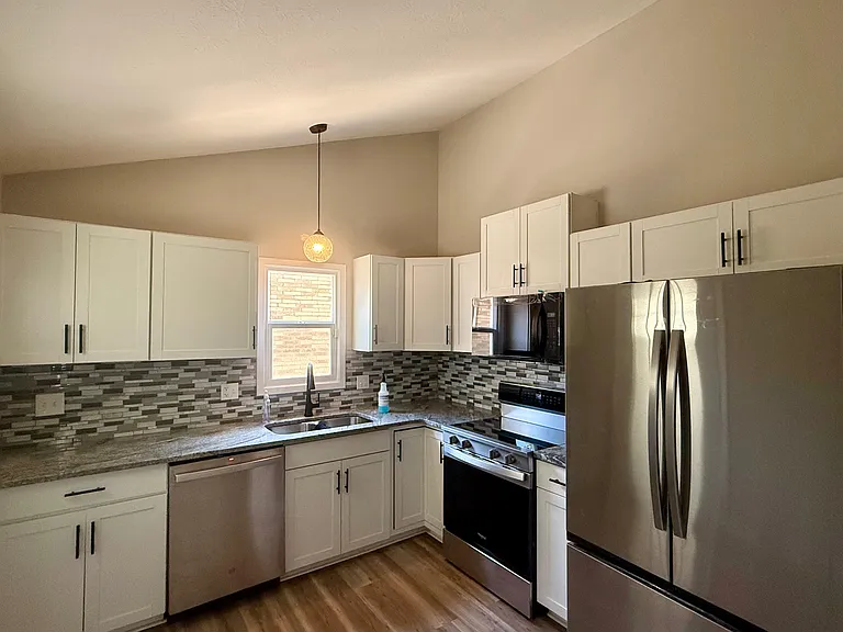 24051 Russell Ave — Photo 7