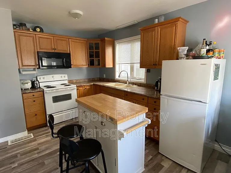 588 Howden St #6 — Photo 10