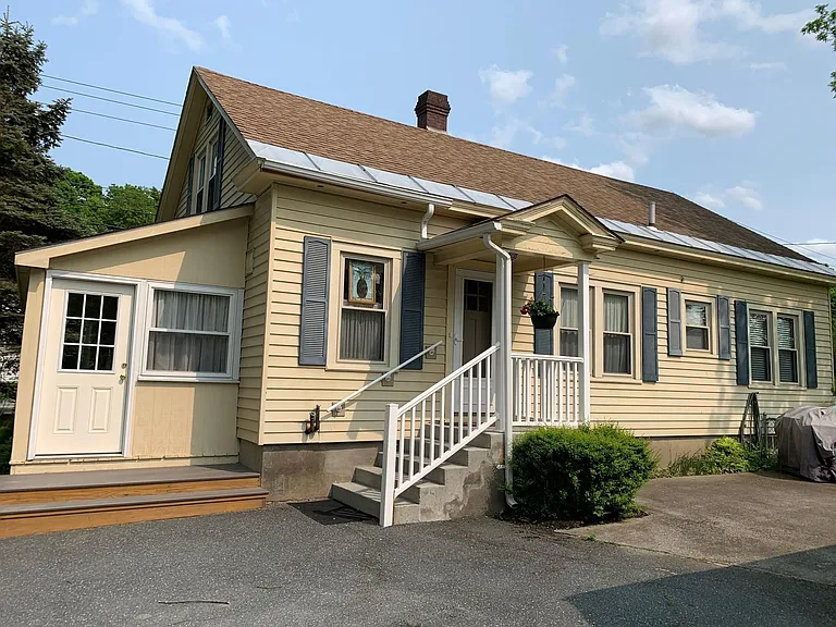 131 N Main St — Photo 2