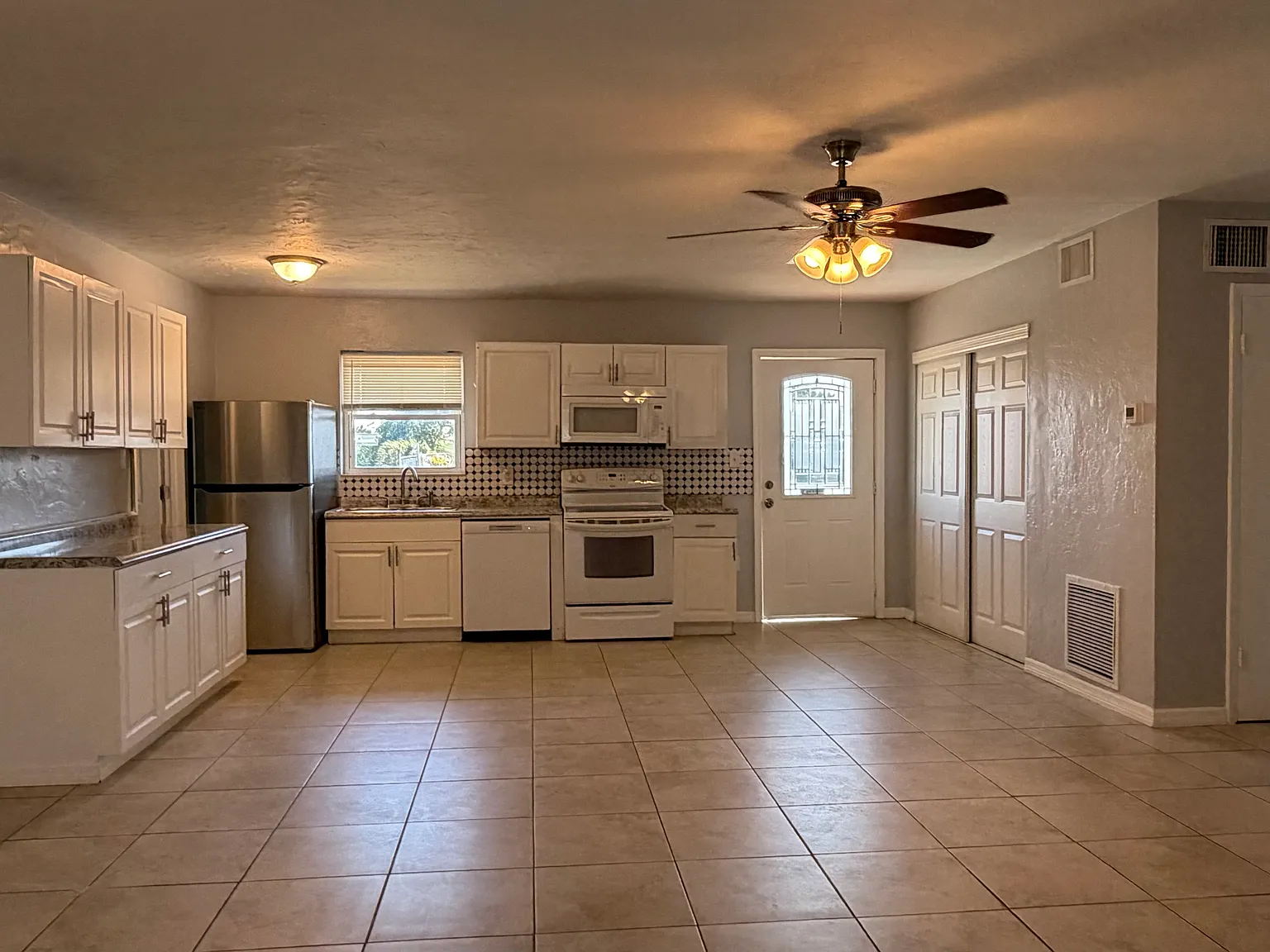 3 bed, 1400 sqft, $1,700 — Photo 1
