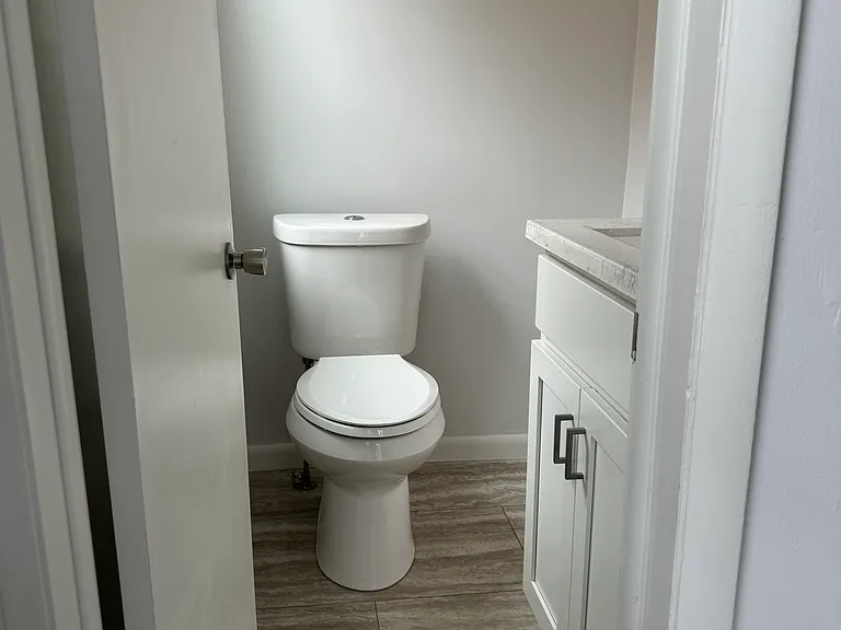 master bedroom 1/2 bath