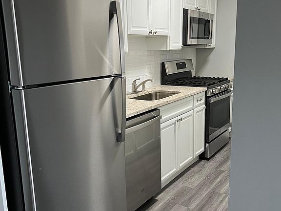 Fully applianced kitchen