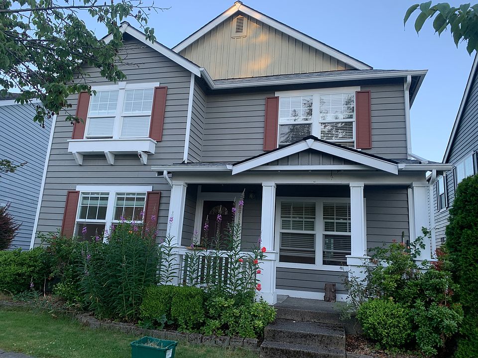 Stand-alone family style house, great view of parks literally steps away.