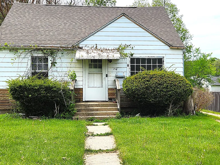 714 Albert Ave — Photo 1