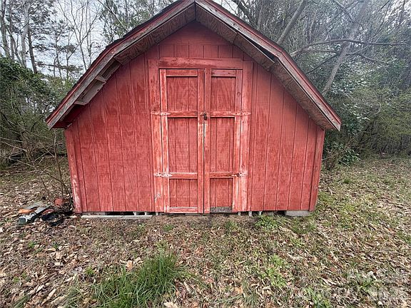 3rd image of 1414 Onslow Pines Rd