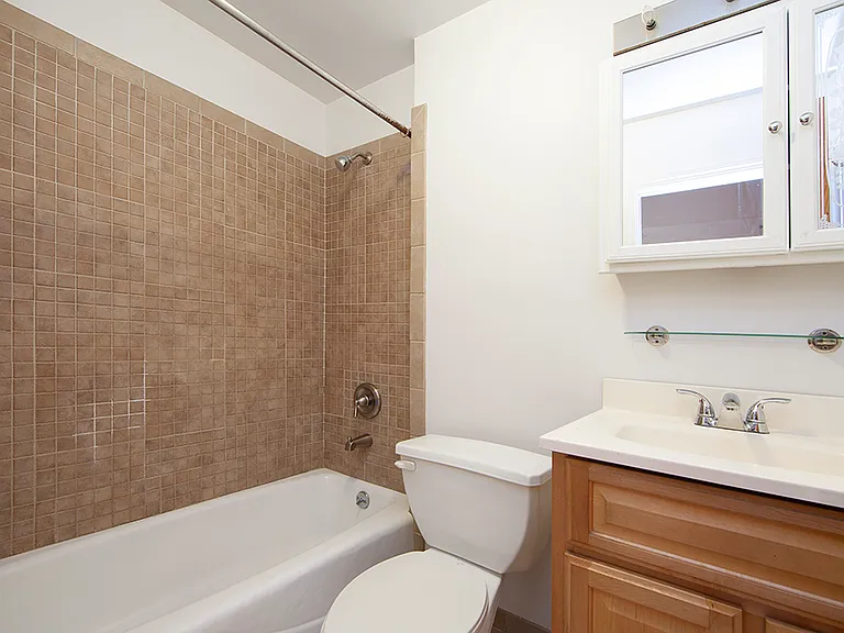 501 W 47th St #4W — Photo 6