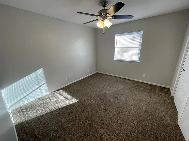 552 Lawson Ln — Photo 16