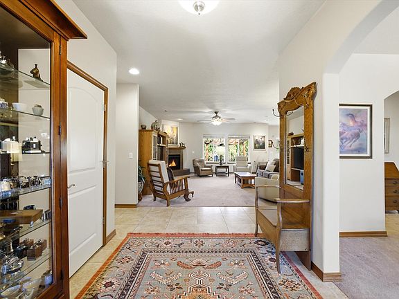 4th image of 466 Golden Dr