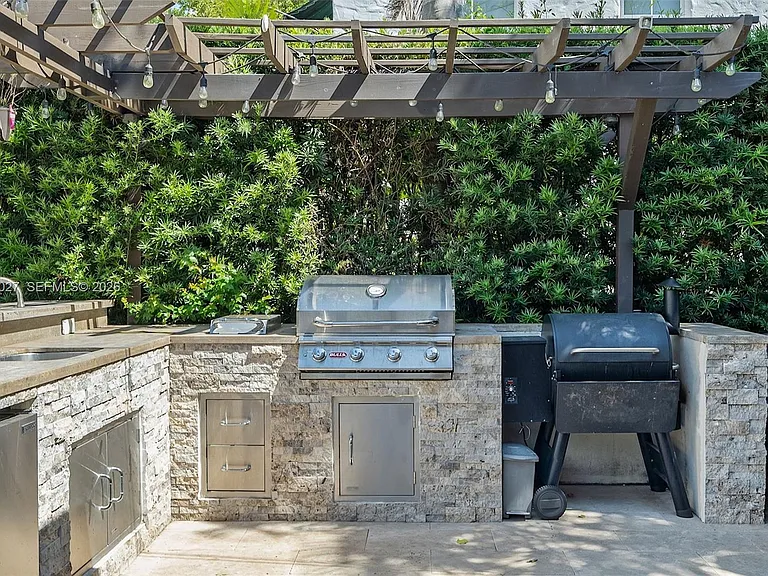 4750 Alhambra Cir — Photo 40