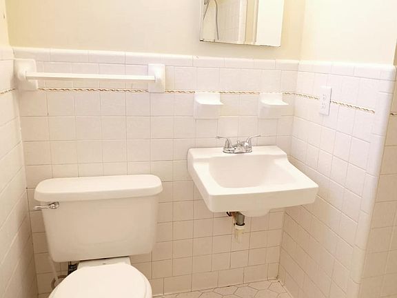 4th image of 2507 Oakland Ave #A