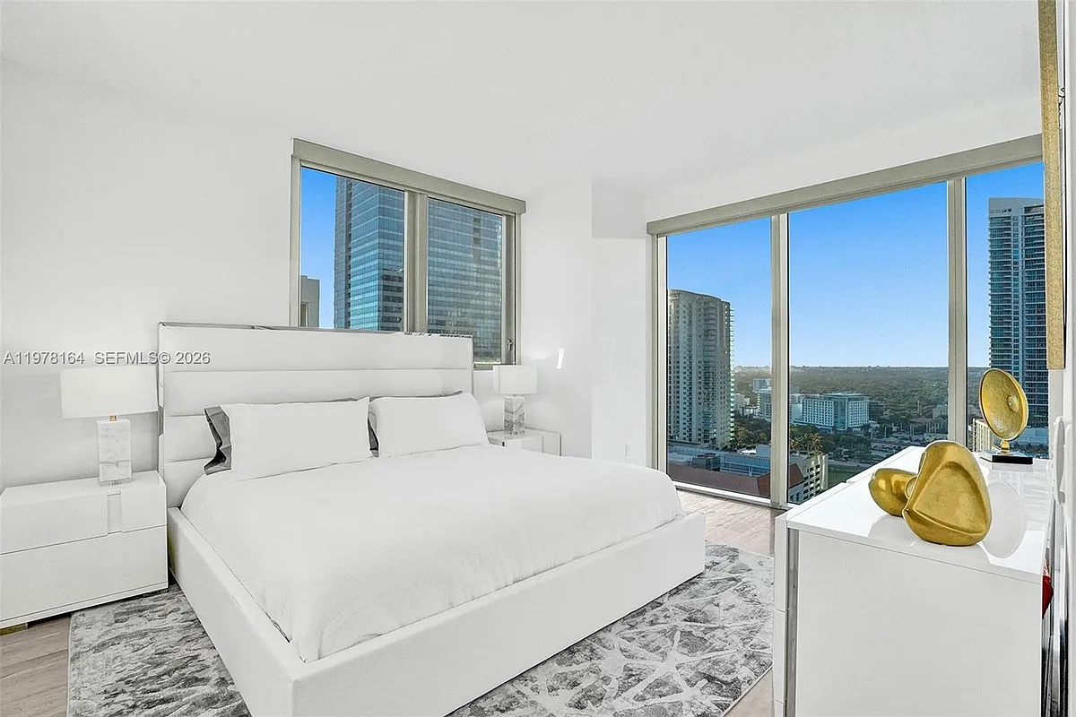 Building Photo - 1300 Brickell Bay Dr #2702