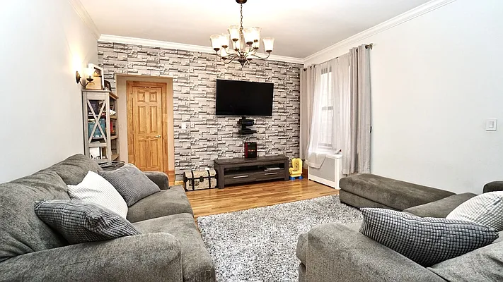 Sold by Bizzarro Agency | media 3