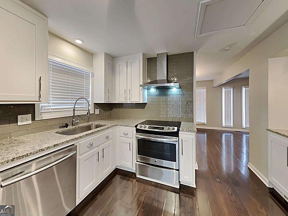 4th image of 2929 Manitoba Ln
