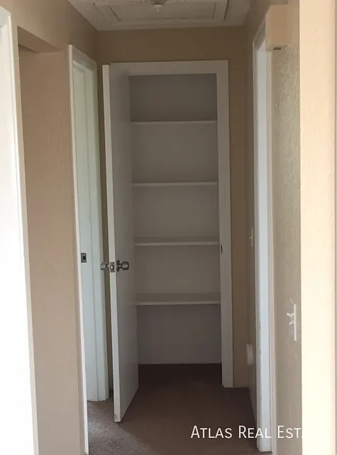 Great 3 Bed, 2 bath Unit with Onsite Laundry, Front and Rear Entry, and Deck Space! — Photo 3