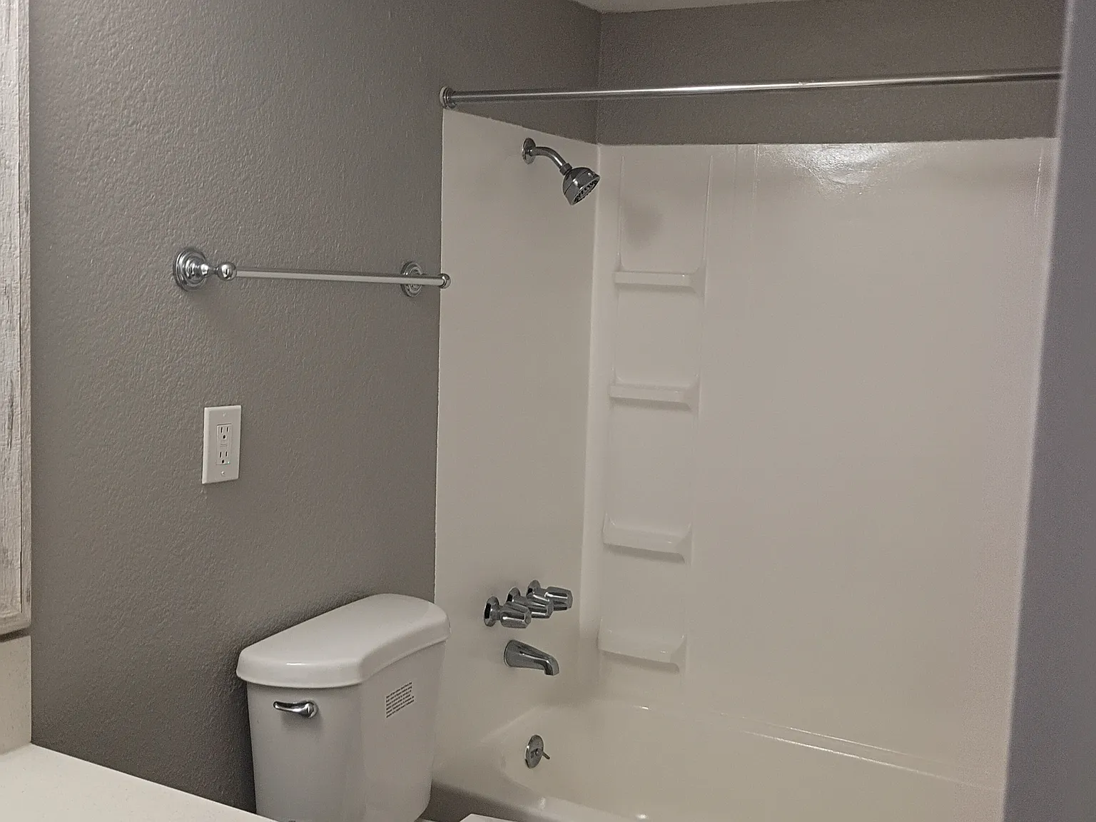 Studio, 400 sqft, $770 — Photo 2