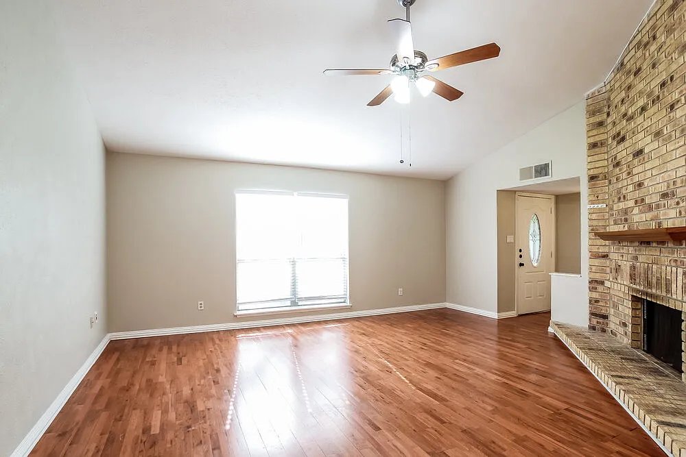 3 bed, 2.0 bath, 1748 sqft, $1,905 — Photo 4