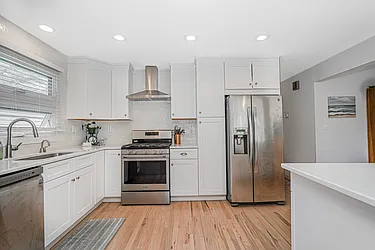 53 Ashland Avenue East #1