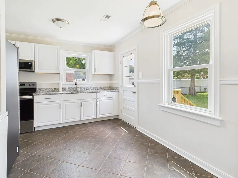 1709 Glenview Rd — Photo 8