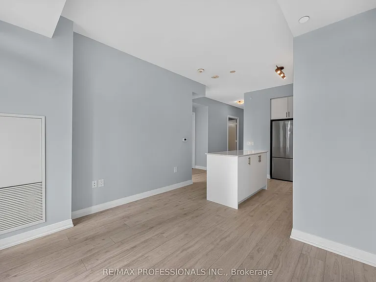 9000 Jane St #522 — Photo 8
