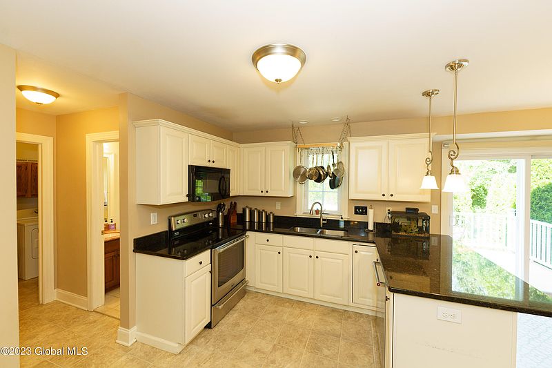 3rd image of 29 Amanda Way