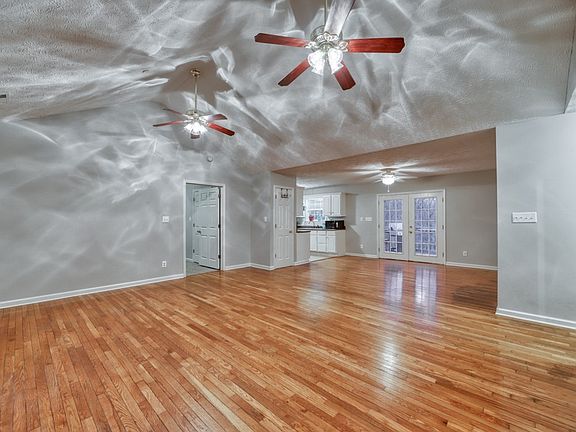 2nd image of 3135 Bell St