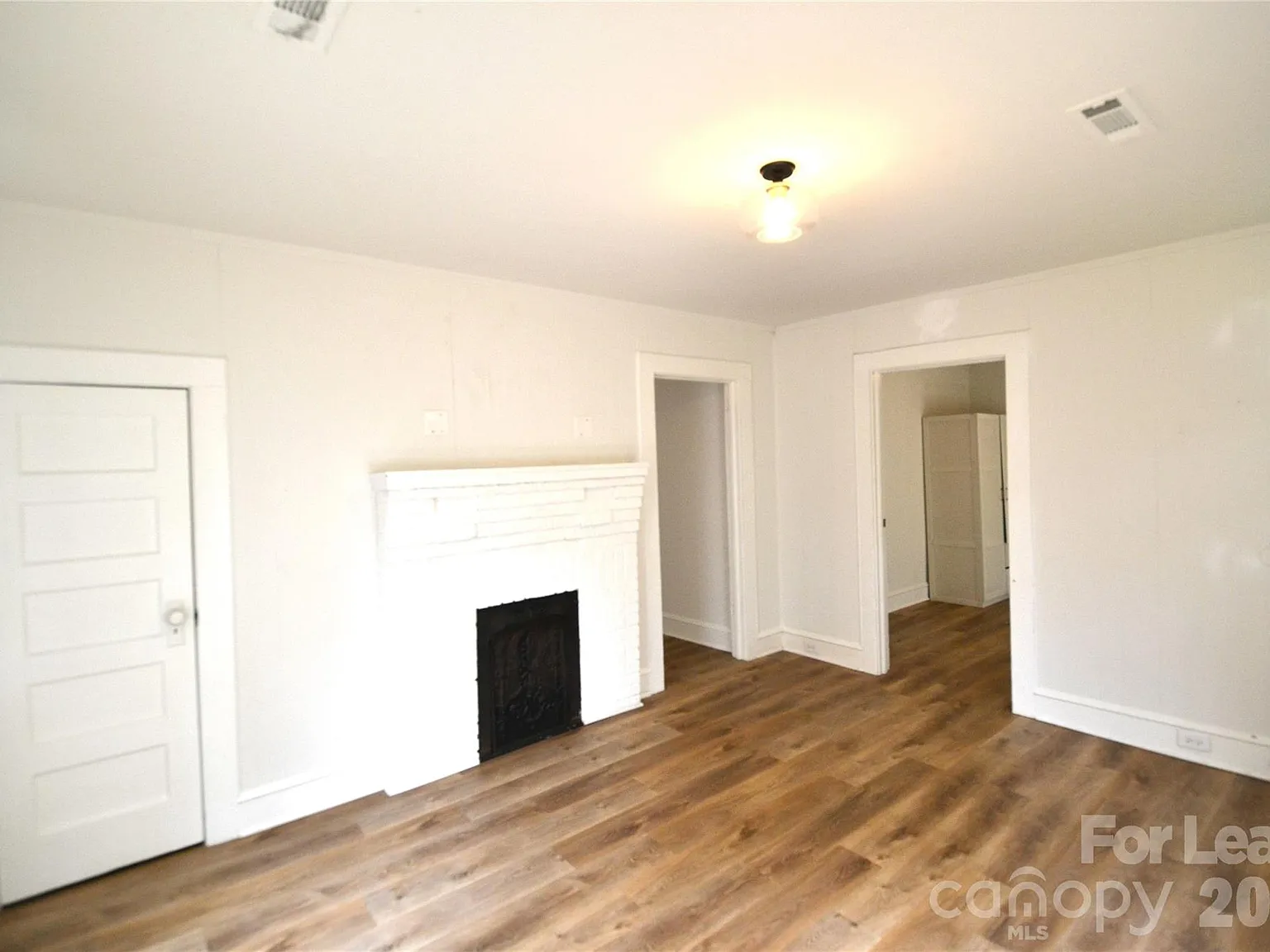 2 bed, 1.0 bath, 780 sqft, $1,200 — Photo 4