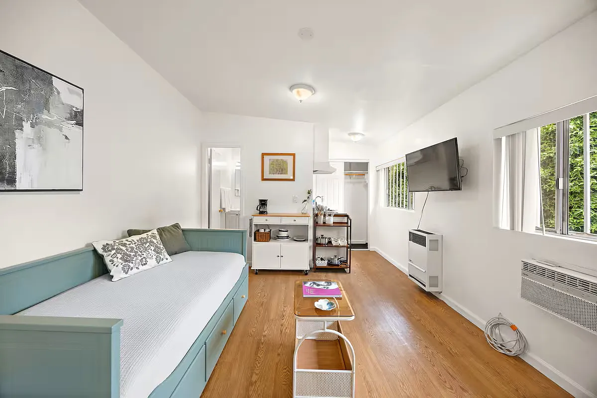 Studio, 300 sqft, $1,950 — Photo 4