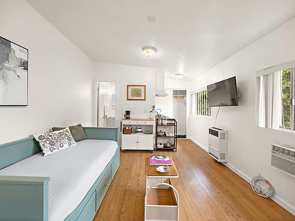 4th image of 2452 Colby Ave #R