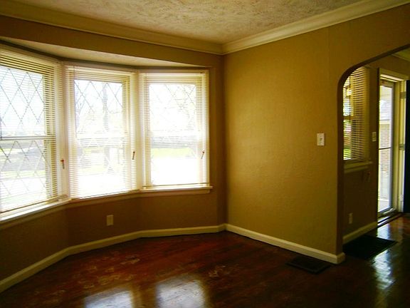 4th image of 2853 Holmes Ave