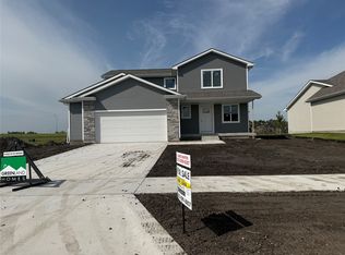 2204 White Oak Ln, Granger, IA 50109