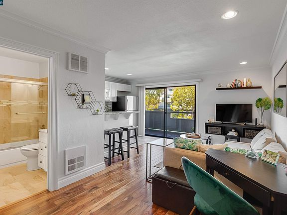 3rd image of 1 Embarcadero W #164