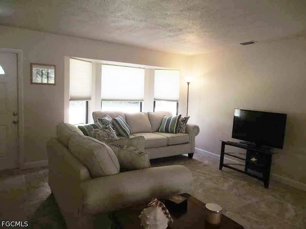 3 bed, 2.0 bath, 1338 sqft, $4,900 — Photo 4